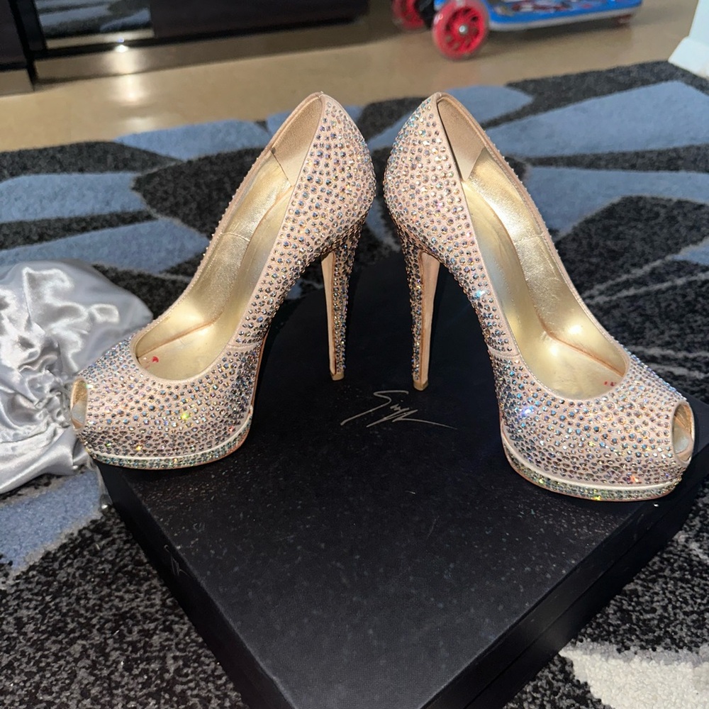 Giuseppe Zanotti
Sharon 140mm rhinestone-embellished pumps